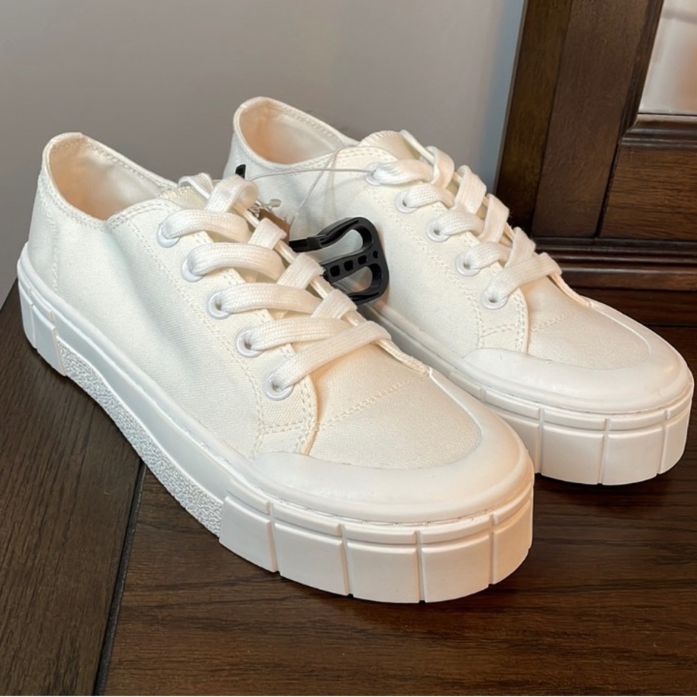 NWT Women’s Size 9 White Sneakers